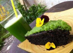 Receta vegetariana de zumo verde y bizcocho de pulpa de chufa y algarroba